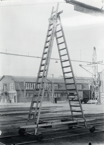 804536 Afbeelding van een ladderwagen (rolladder) van de N.S. voor werkzaamheden aan de bovenleiding op het terrein van ...